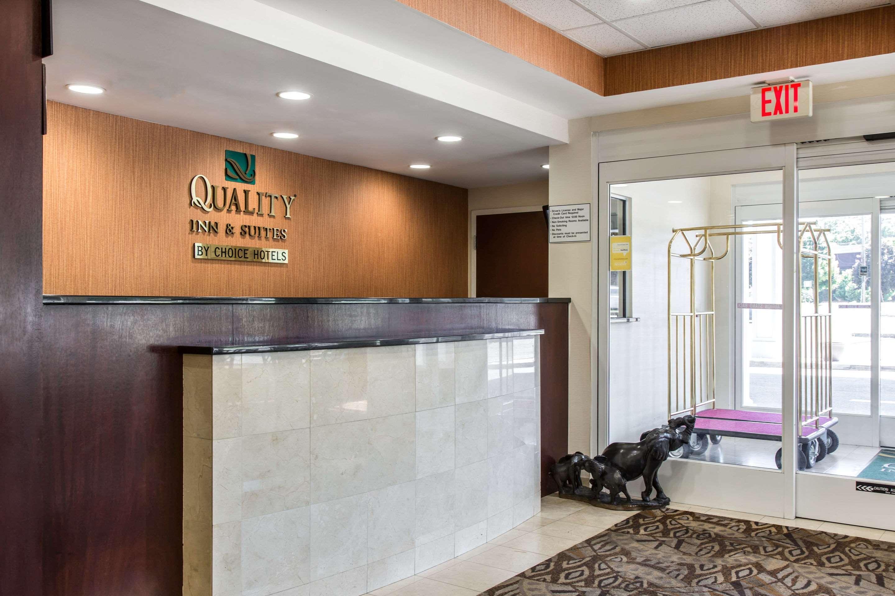 Quality Inn & Suites Danbury Near University Esterno foto